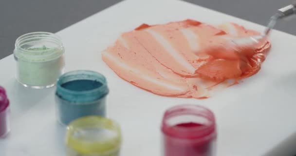 Mescolare gli ingredienti fino a quando liscio e aggiungere colore. Tavolozza colori artistici — Video Stock