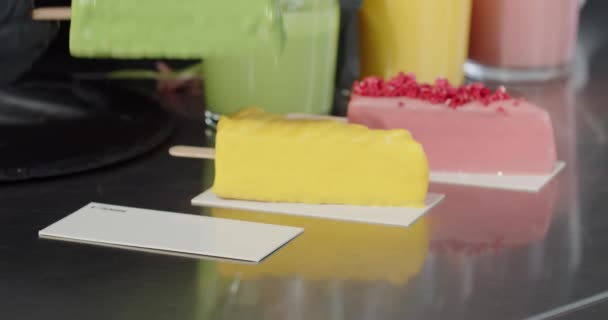 In der Konditorei bereitete der Konditor bunte leckere Desserts zu — Stockvideo