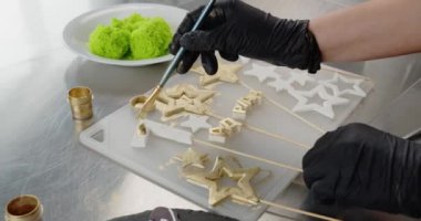 Profesyonel pasta şefi tatlıları ve doğum günü pastalarını süslemek için gıda boyası kullanır.