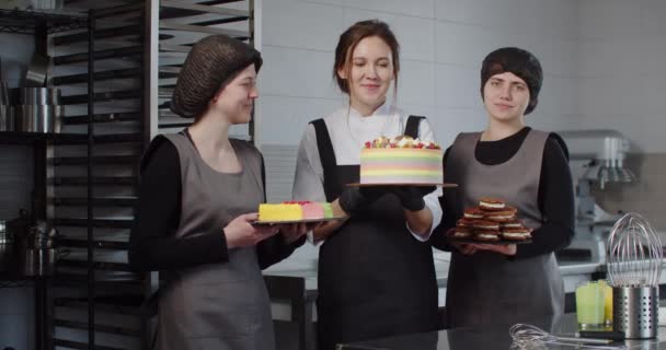 The confectioner and his assistants present a variety of sweet desserts — Stock Video