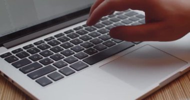 Dizüstü bilgisayardaki klavyeyi kullanarak iş yap