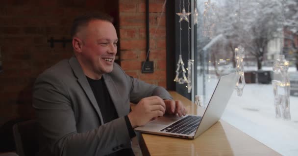 Człowiek komunikujący się przez laptopa. Wesoła rozmowa. — Wideo stockowe