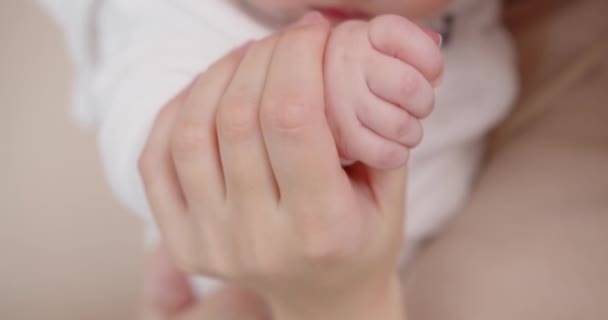 Ein Neugeborenes hält den Finger einer Mutter mit ihrem kleinen Stift — Stockvideo