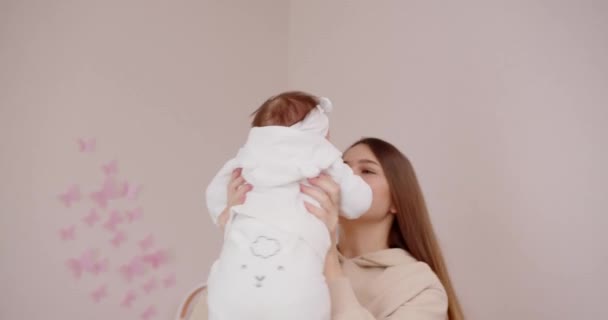 Yeni doğan bir bebek tutan mutlu anne — Stok video