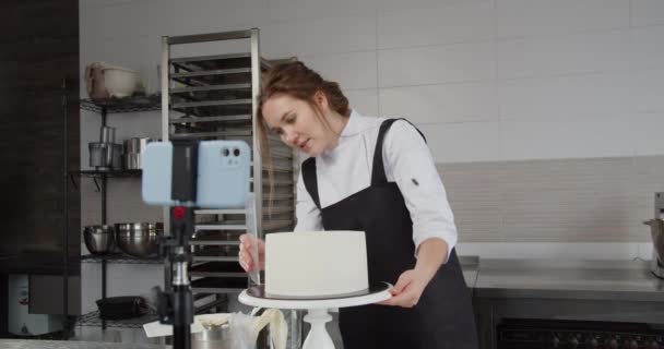 En professionell konditor leder en master klass på att dekorera och göra desserter — Stockvideo