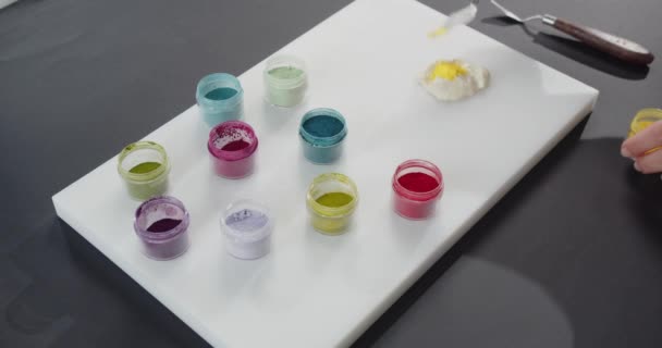 Confectioner ζωγραφίζει κρέμα επιδόρπιο με διαφορετικά χρώματα τροφίμων — Αρχείο Βίντεο