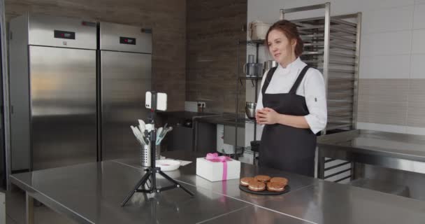 Un chef profesional lleva a cabo una clase magistral y pasa por la pantalla táctil — Vídeos de Stock