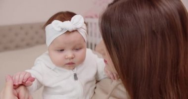 Annesiyle birlikte beyaz bir bebek. Çocukluk, yeni hayat ve babalık kavramı.