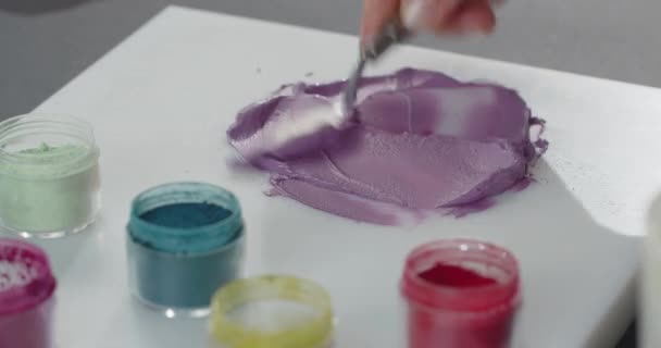 Umělec míchá malby na paletě před obrazem, malíř ve studiu, tvůrce dělá umělecké dílo — Stock video