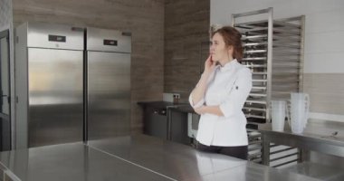 Aşçı-pasta şefi yemek pişirmek için gerekli ürünleri seçmek için dokunmatik ekrana basıyor.
