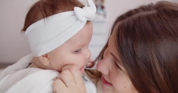 엄마가 아기를 안고 있는 장면을 클로즈업하고 엄마의 얼굴을 부드럽게 만진 모습 — 비디오