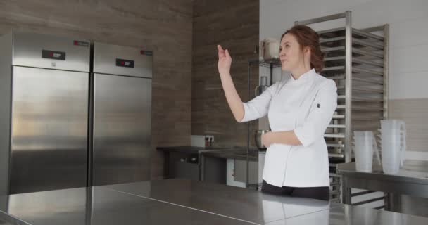 Cozinheiro-pasteleiro chef prensas na tela sensível ao toque para escolher os produtos necessários para cozinhar — Vídeo de Stock