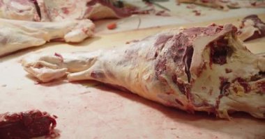 Et paketleme tesisinde keskin bir bıçakla geliştiriliyor.