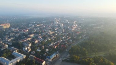 Havadan çekilen Şehir Şansı. Yaz sabahı. Ukrayna
