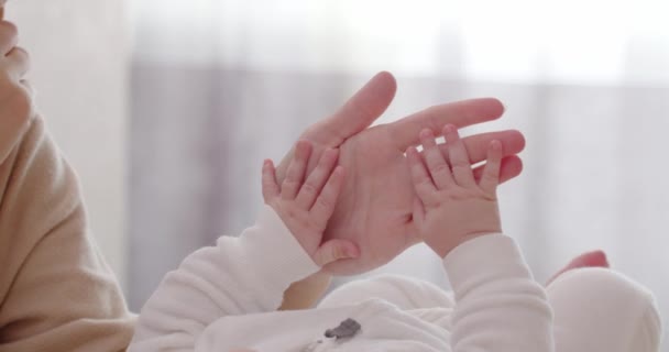 Penne di neonato e mani di madri da vicino — Video Stock