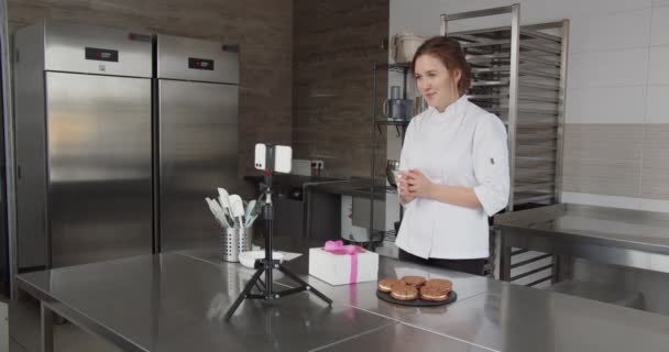 Profesjonalny kucharz daje klasy master i pokazuje wszystko na ekranie dotykowym — Wideo stockowe