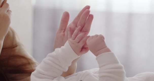 Pequeños dedos de bebé sostienen la mano de las mamás — Vídeos de Stock