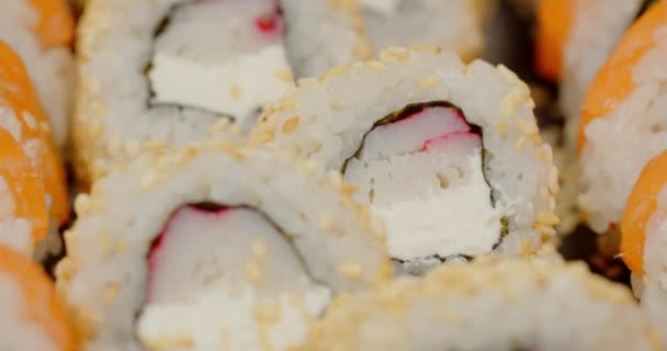 Sushi nigiri salmão comida japonesa Japão gourmet Peixe cru e arroz. — Vídeo de Stock