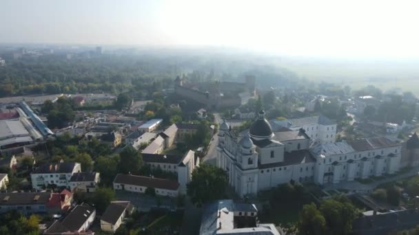 Disparo aéreo La Suerte de la ciudad. Mañana de verano en el Castillo Lubarts. Ucrania — Vídeos de Stock