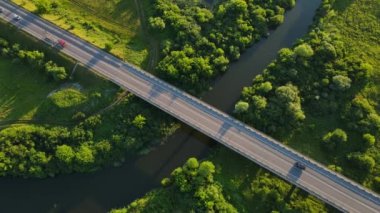 Kırsal kesimde. Tarlalar, ormanlar ve otoyol arasında akan geniş bir kanal.