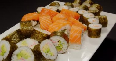 Suşi nigiri somon Japon yemeği Japon gurme çiğ balık ve pirinç. 