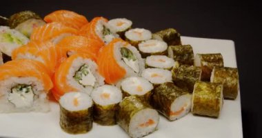 Suşi nigiri somon Japon yemeği Japon gurme çiğ balık ve pirinç. 