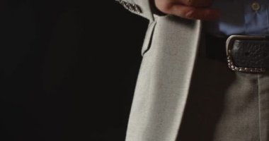 Takım elbiseli bir adam cebine dolar koyar. Yozlaşma