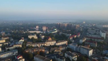Havadan çekilen Şehir Şansı. Yaz sabahı. Ukrayna
