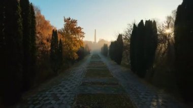 Rivne Ukrayna 'nın sonbahar şehri. Glory Memorial 'da sisli bir şafak. Hava görüntüsü