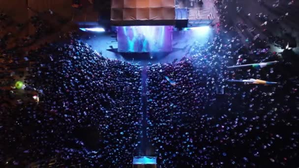 Celebración por la ciudad de Urkaina Rivne. Mucha gente — Vídeos de Stock