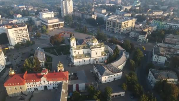 Disparo aéreo La Suerte de la ciudad. Mañana de verano Catedral Central. Ucrania. — Vídeos de Stock