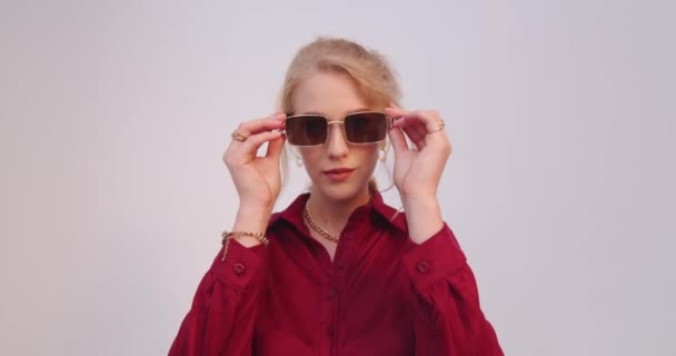 Dívka si nasadí sluneční brýle a vezme si kabelku — Stock video