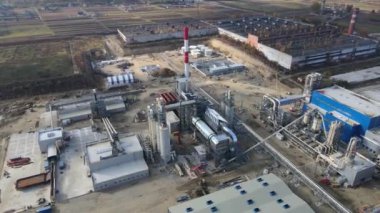 Ahşabı işleyip, parçacık üreten modern bir bitkinin havadan çekimi. 