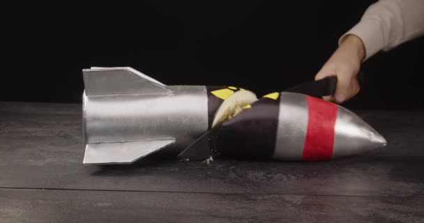 Pala, nükleer füze şeklindeki bir pastayı keser. — Stok video