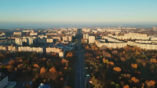 Kiev otoyolu, Rivne Ukrayna 'nın sonbahar kenti. Hava görüntüsü — Stok video