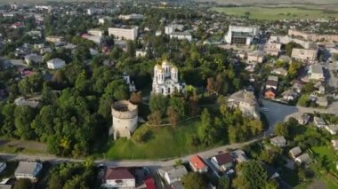 Ostroh şehrini hava kuvvetleri vurdu. Ostorg Kalesi. Teolojik Katedral. Ukrayna