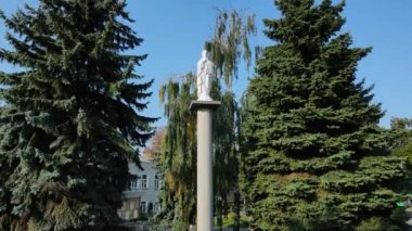 Rivne şehrini hava kuvvetleri vurdu. Leydimizin anısına anıt sütun. Ukrayna
