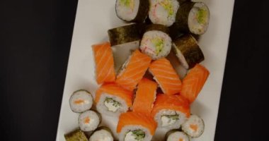 Suşi nigiri somon Japon yemeği Japon gurme çiğ balık ve pirinç. 