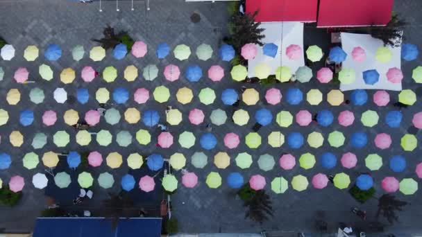 Aerial shot the city Zhytomyr. Central square with umbrellas. Ukraine — Video Stock