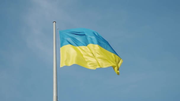 Bandera de Ucrania sobre un fondo de cielo azul — Vídeo de stock