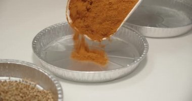 Konteynıra çeşitli baharatlar ekleniyor. Baharat paketleme