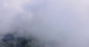 Yüksek Dağları kaplayan Beyaz Bulutlar