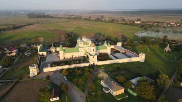 空中撮影村Mezhyrich 。UPCの聖三位一体修道院.ウクライナ — ストック動画