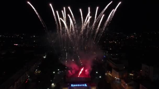 Night fireworks at a celebration in the city — Vídeo de stock