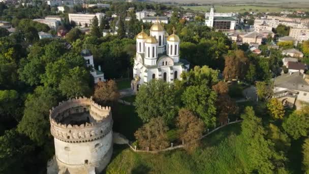 Vue aérienne de la ville d'Ostroh. Château d'Ostorg. Cathédrale théologique. Ukraine — Video