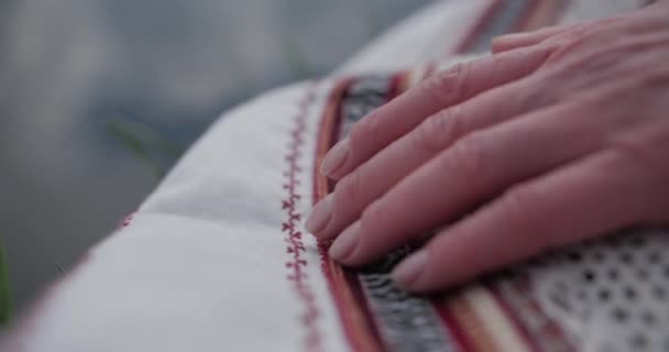 Украинская вышитая рубашка, пальцы касаются вышитых холстов 0 — стоковое видео