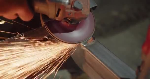 Bekerja sebagai Bulgaria pada logam dari Istkar — Stok Video