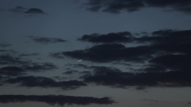 Новолуние Вечернем Небе Облаками Высококачественные Кадры — стоковое видео