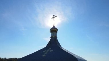 Köy Derman 'ı hava atışı. Kutsal Üçlemeci Manastırı. Ukrayna. Yüksek kalite 4k görüntü