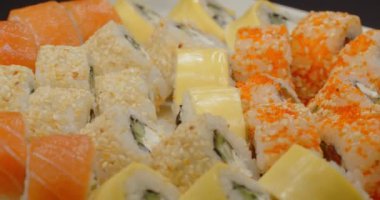 Suşi nigiri somon Japon yemeği. Japon gurme. Çiğ balık ve pilav. Tipik Asya yemekleri. Yüksek kalite 4k görüntü